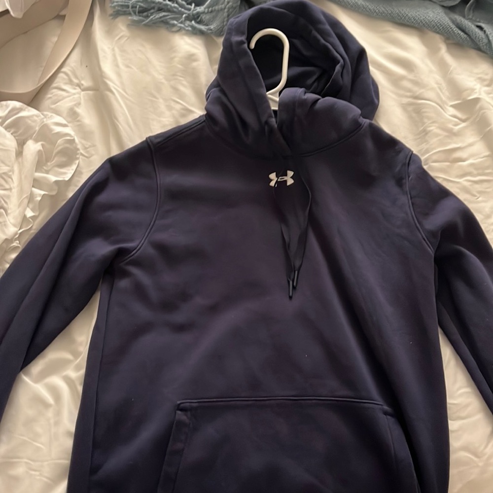 Women’s navy under armor sweatshirt, size small.